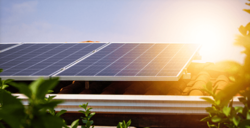 Instalação de painéis solares no telhado de uma residência ou empresa.